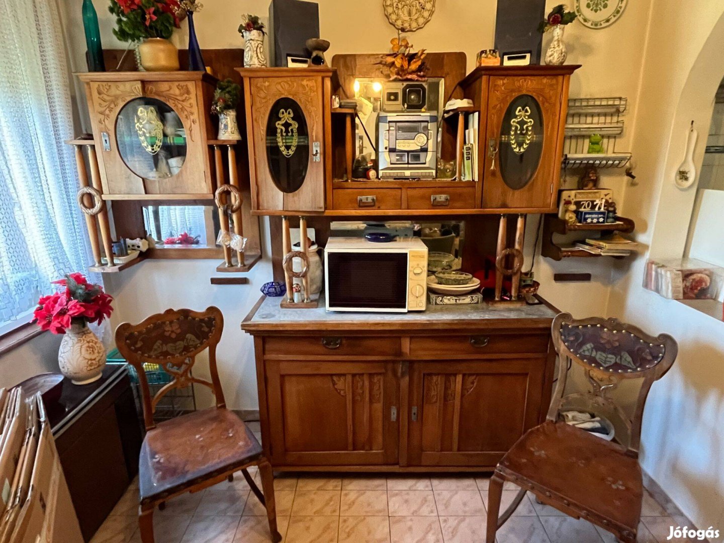Eladó antik, díszített fa kredenc tálalószekrény