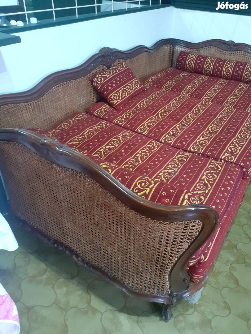 Eladó antik ágy