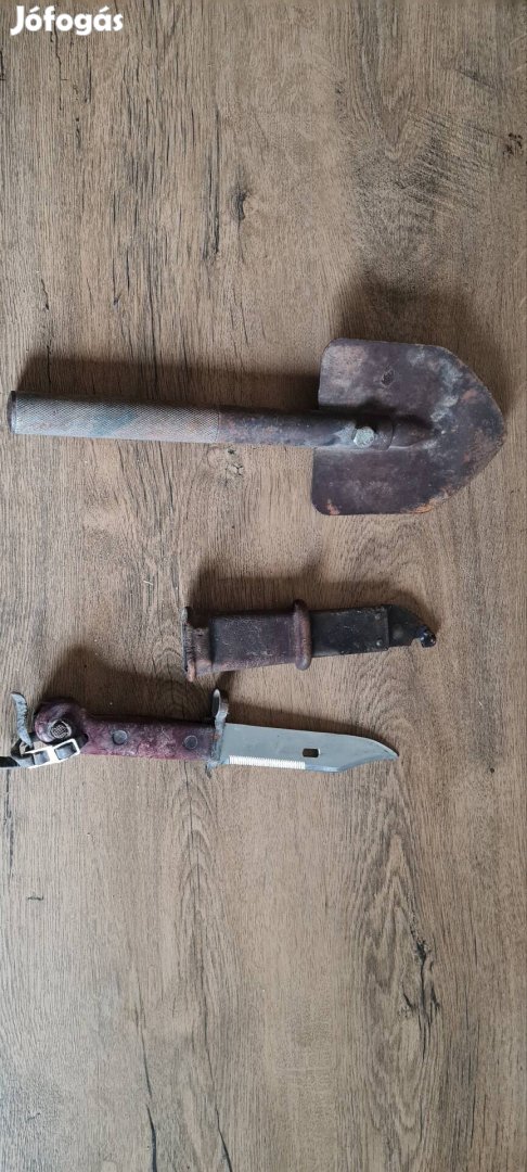 Eladó antik gyalogsági ásó és AK Bajonett kés tokkal