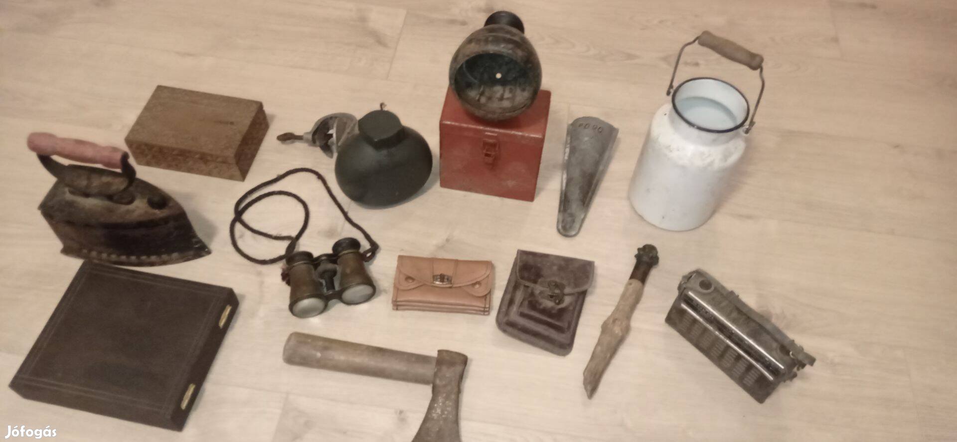 Eladó antik régiségek távcső vasaló fa doboz vasutas lámpa