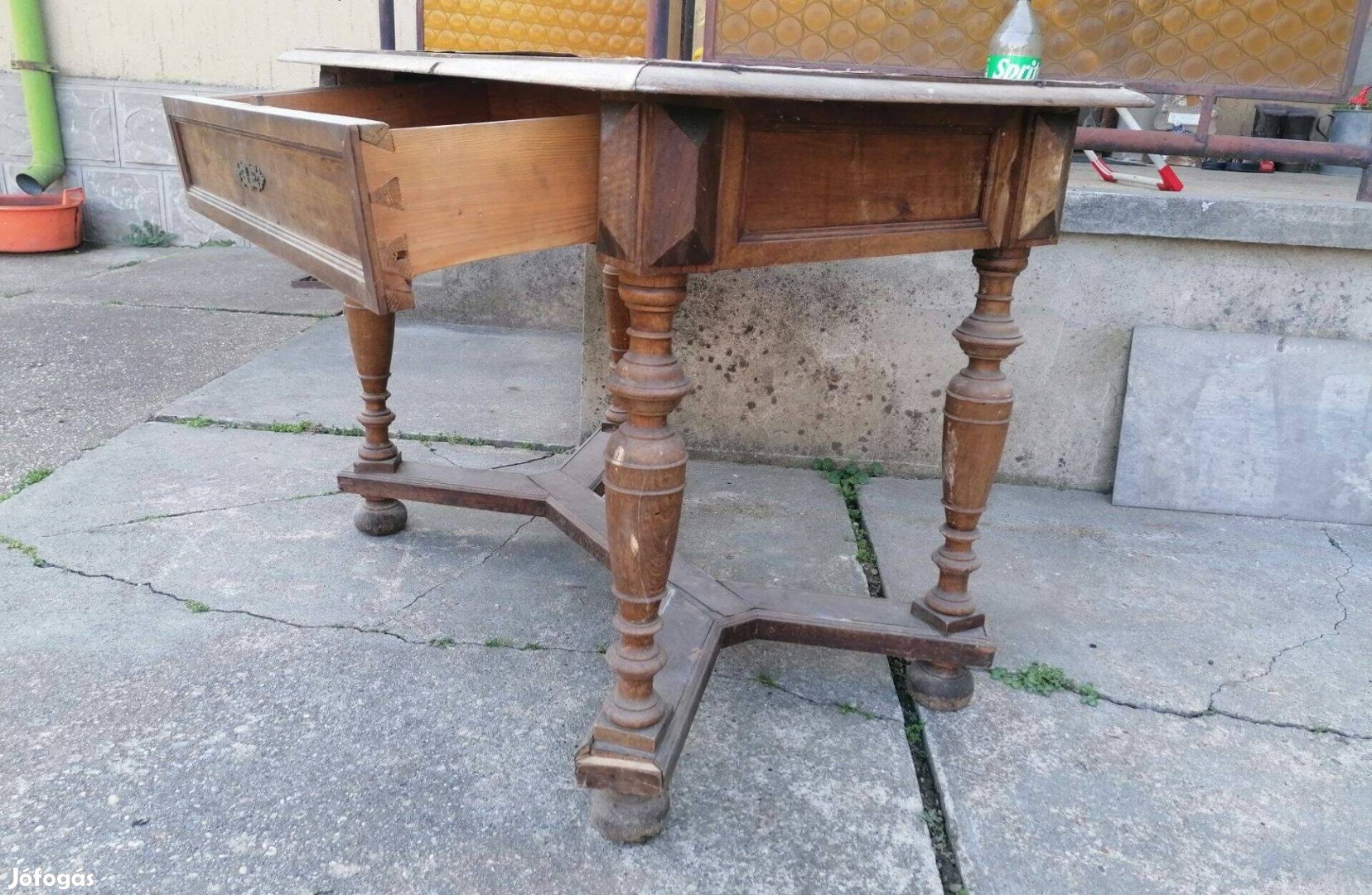 Eladó antik,talán ónémet stílusú faasztal