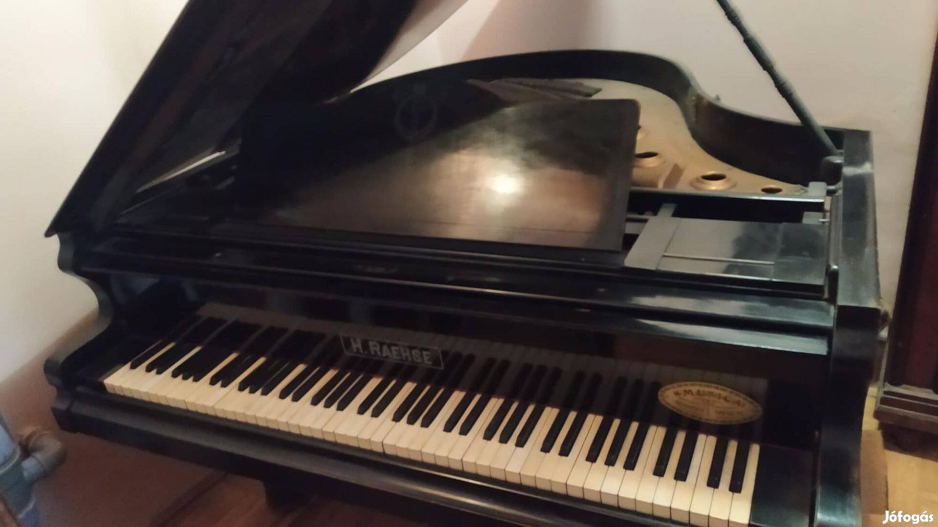 Eladó antik versenyzongora