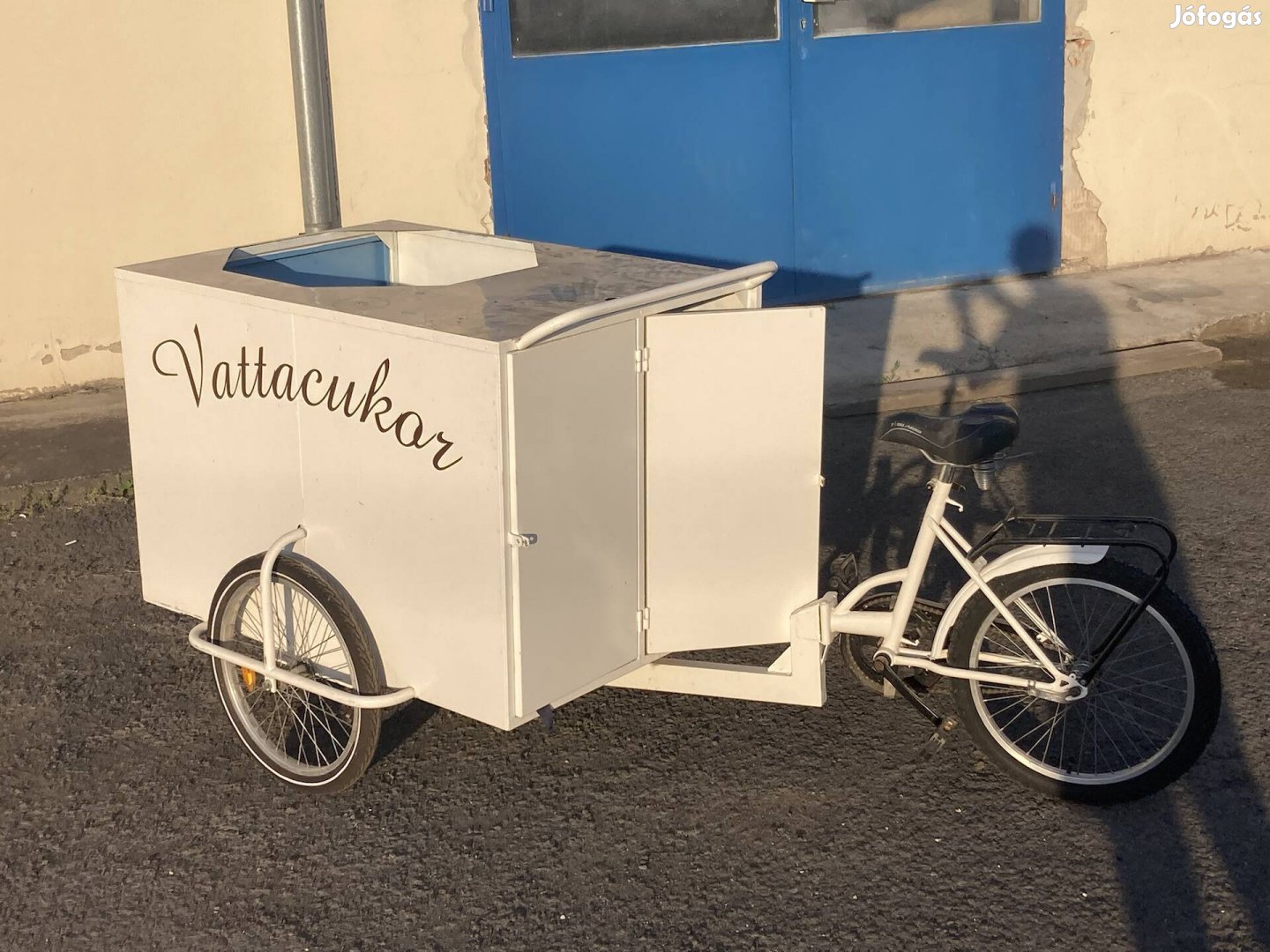 Eladó árusító tricikli  vattacukor géphez vagy bármilyen árusításhoz!