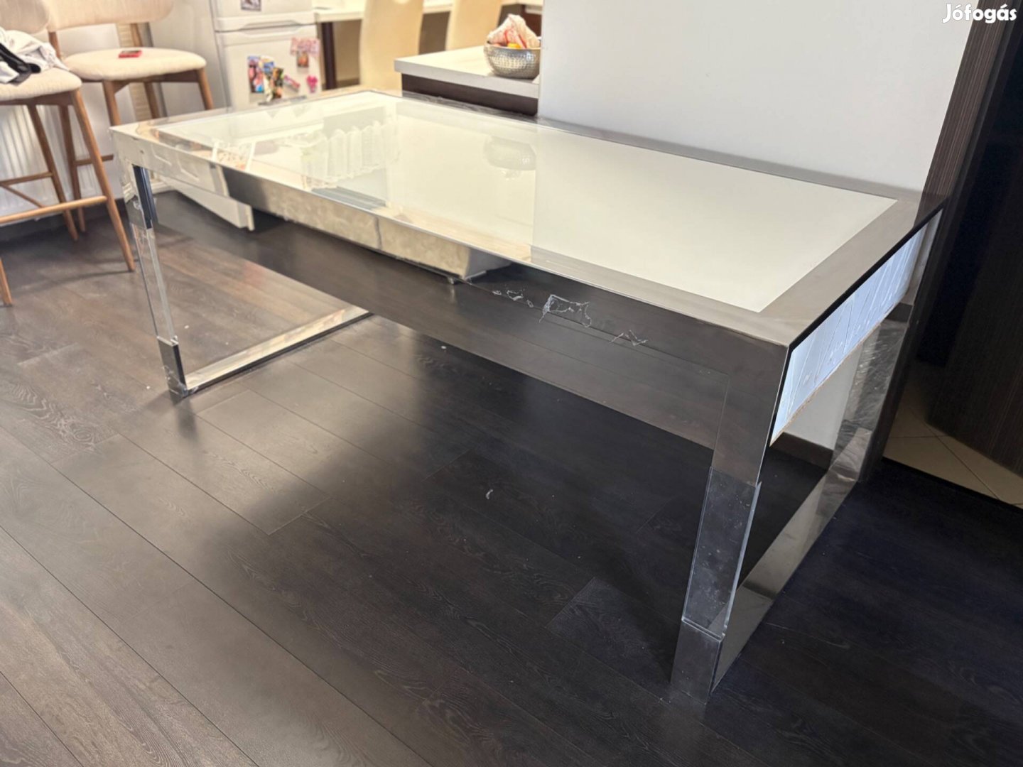 Eladó asztal