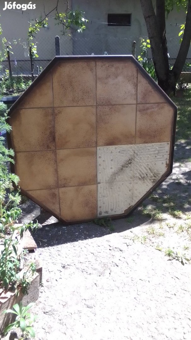 Eladó asztal.