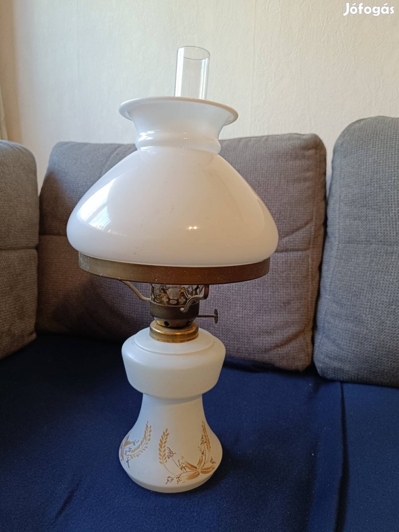 Eladó asztali petróleum lámpa 