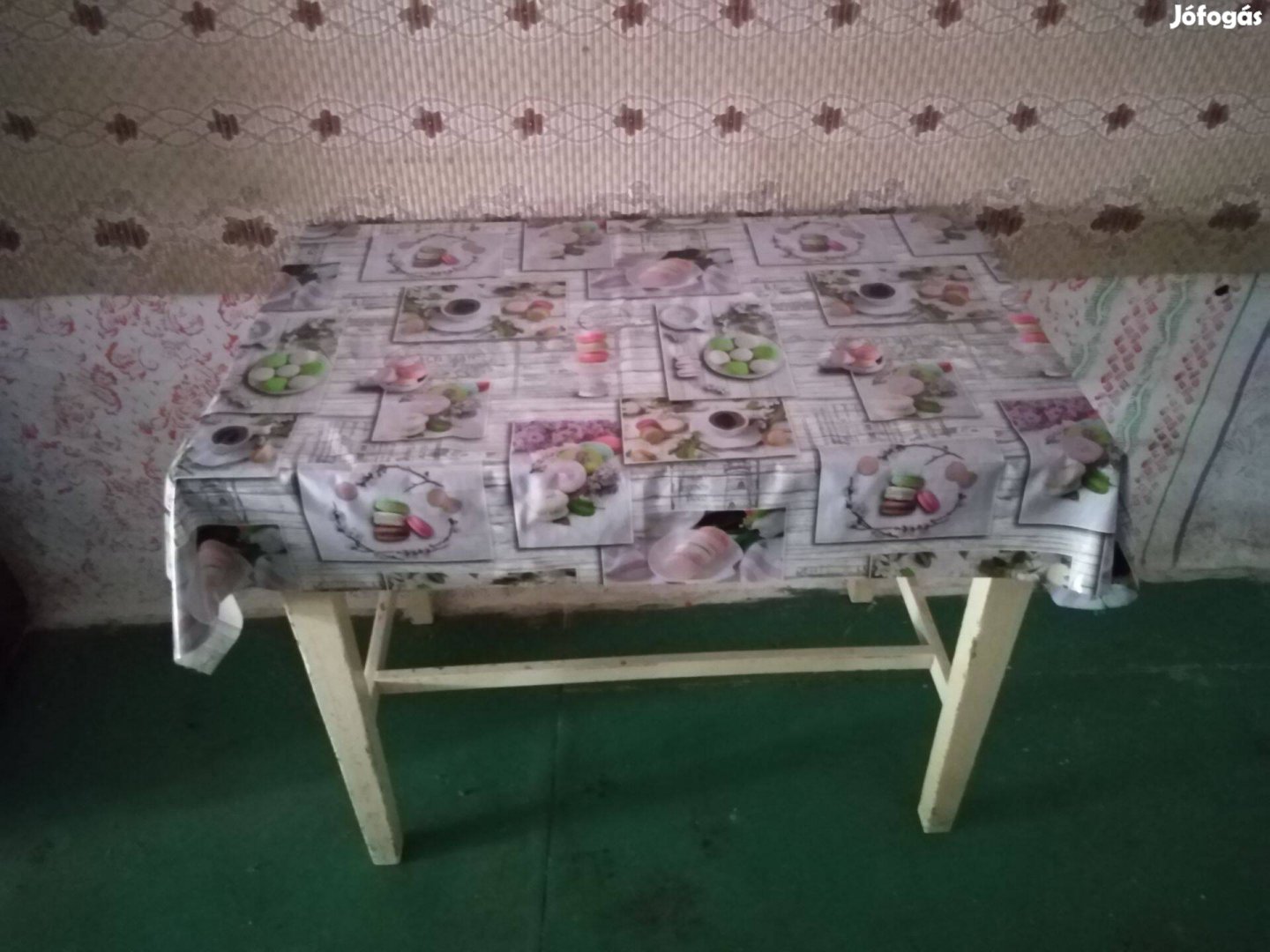 Eladó asztalok
