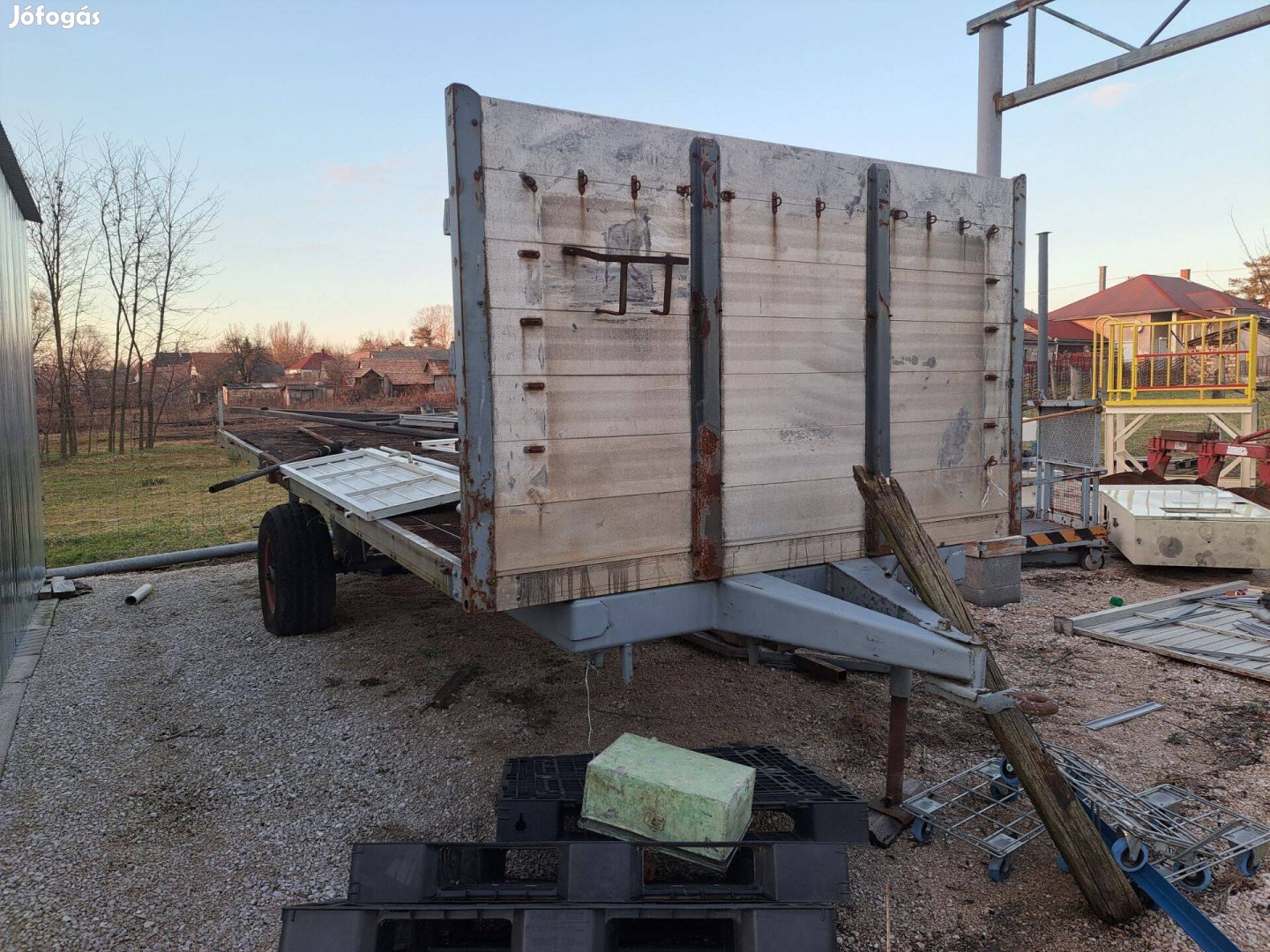 Eladó bála szállító kocsi / bálaszállító pótkocsi Hamster alváz 6,2m