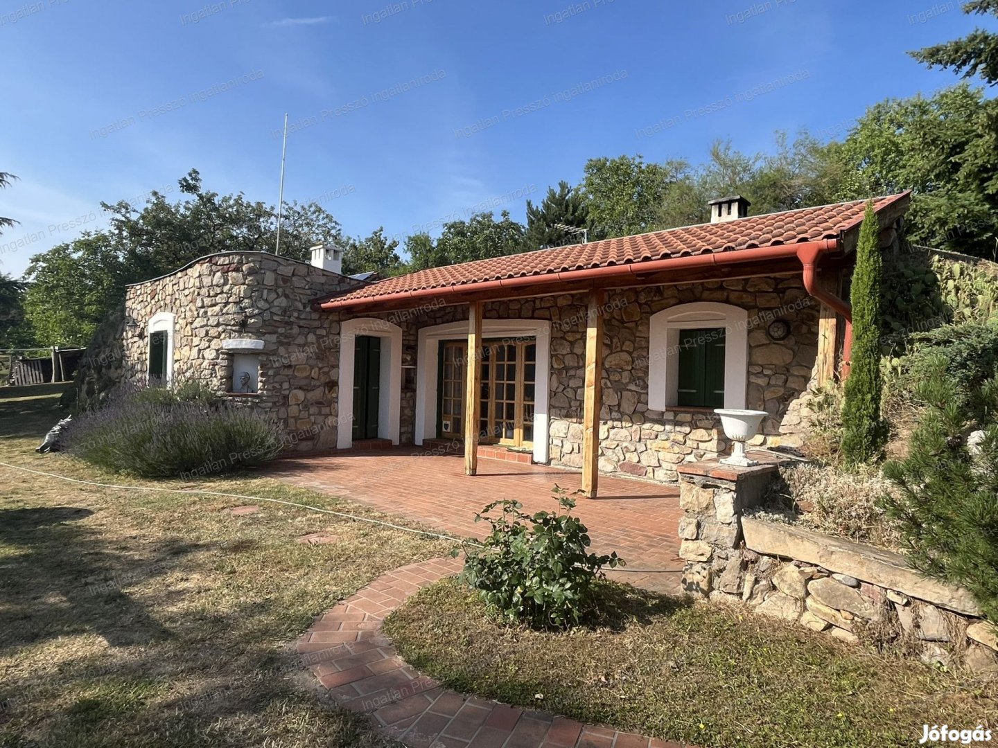 Eladó balatoni panorámás családi ház Ábrahámhegyen