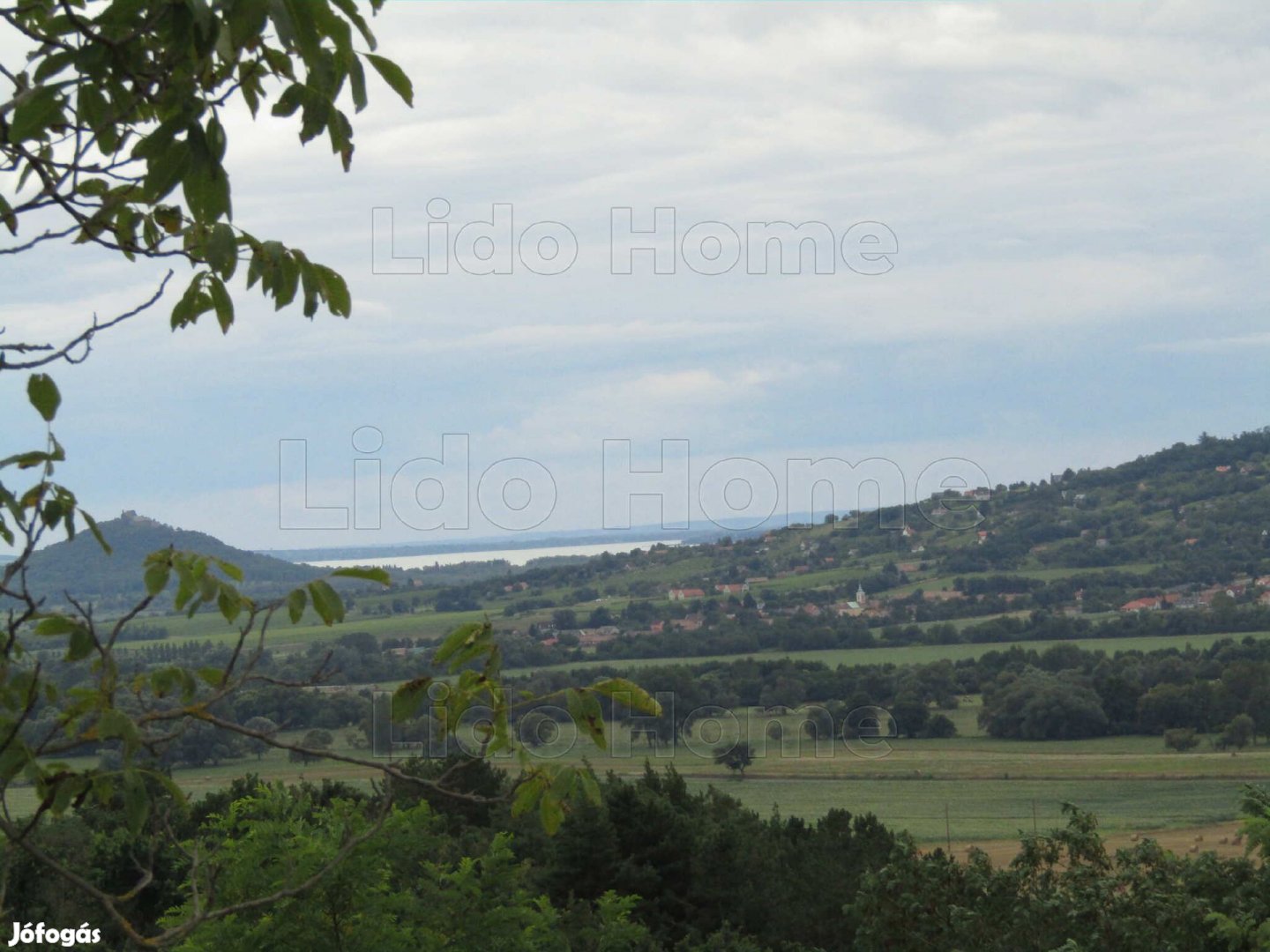 Eladó balatoni részpanorámás nyaraló a Csobánc hegyen!