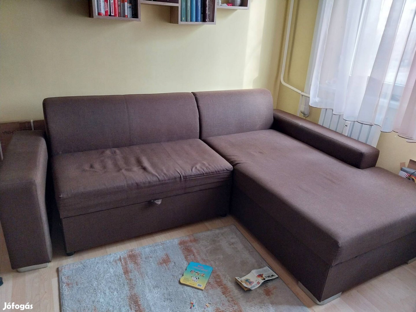 Eladó barna kihúzhatós kanapé 