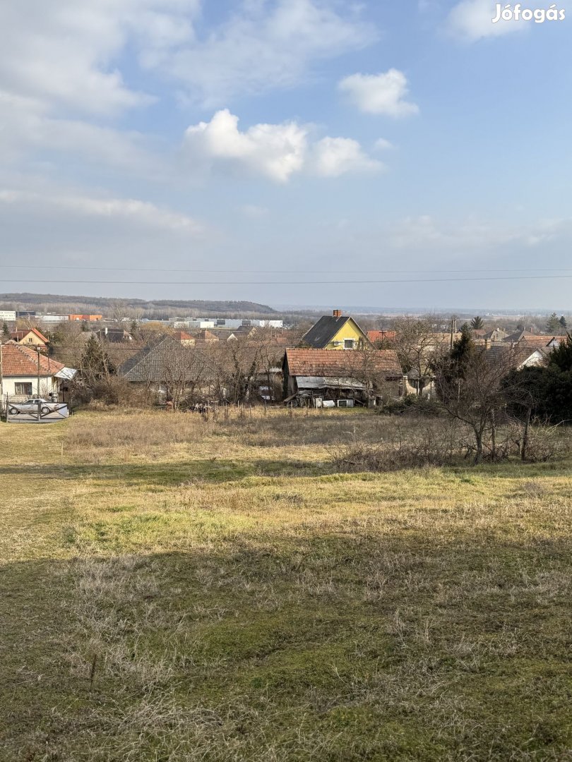 Eladó belterületi építési telek Pákozdon, kis présházzal!