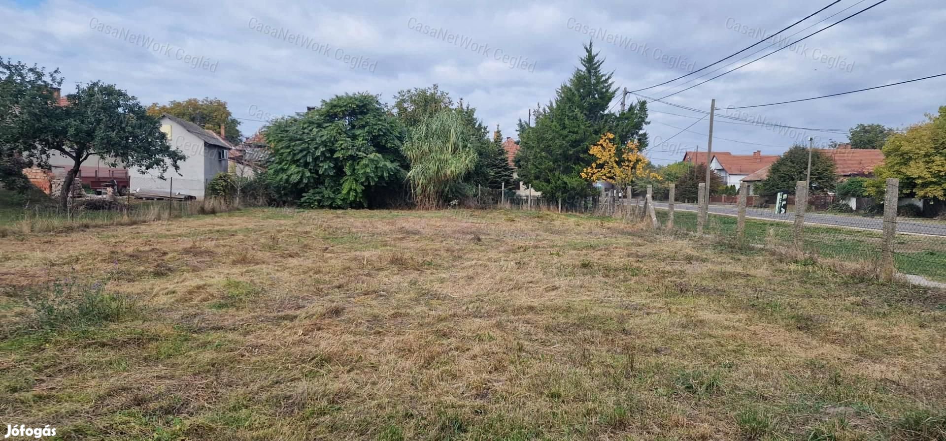 Eladó belterületi építési telek Törtelen, főút mellett  571 m