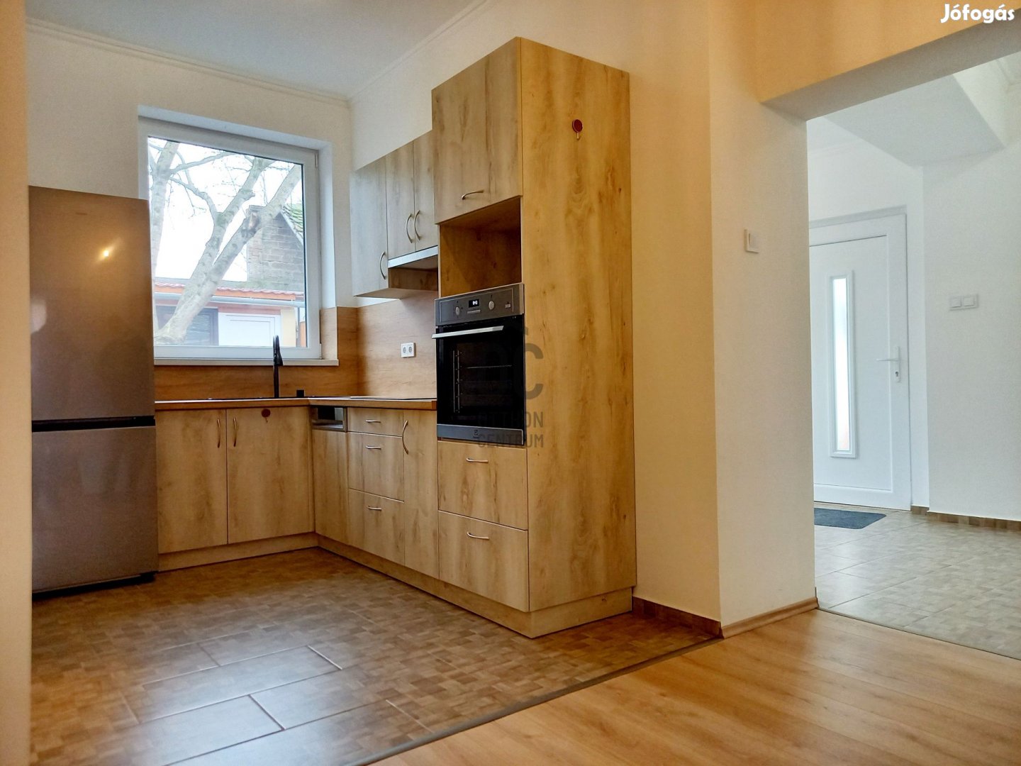 Eladó belvárosi, felújított lakás saját udvarral azonnal