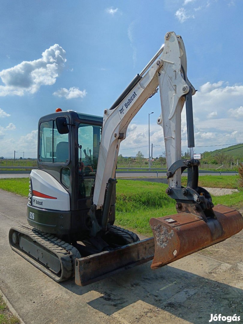 Eladó/bérelhető Bobcat E26 minikotró