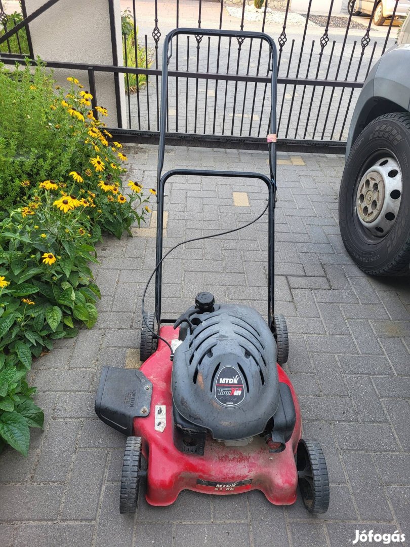 Eladó beszámolt mtd briggs motoros oldalkidobós fűnyíró!