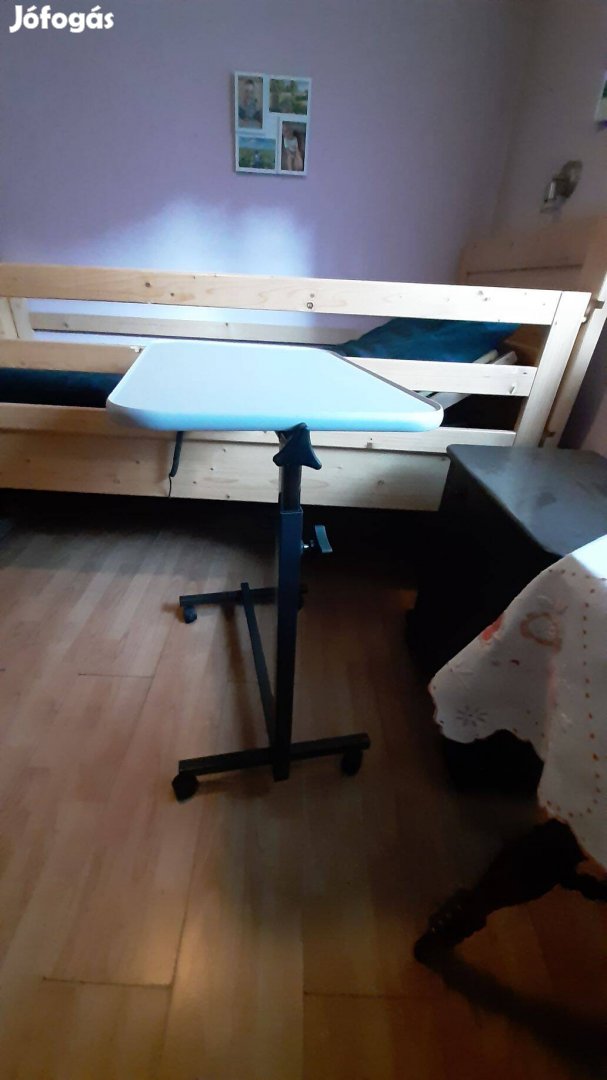 Eladó betegágyhoz etetőasztal, kerekes kis asztal