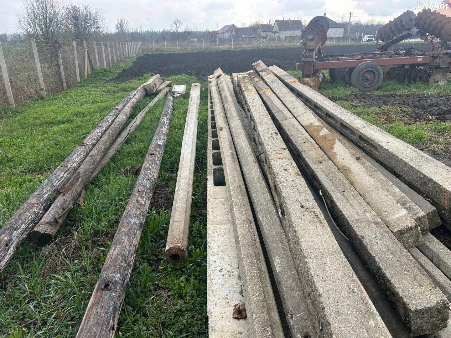 Eladó beton villanyoszlopok