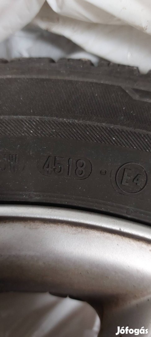 Eladó bmw téligumi garnitúra.