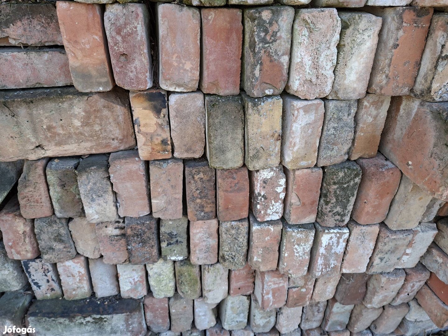 Eladó bontott tégla Szolnokon.