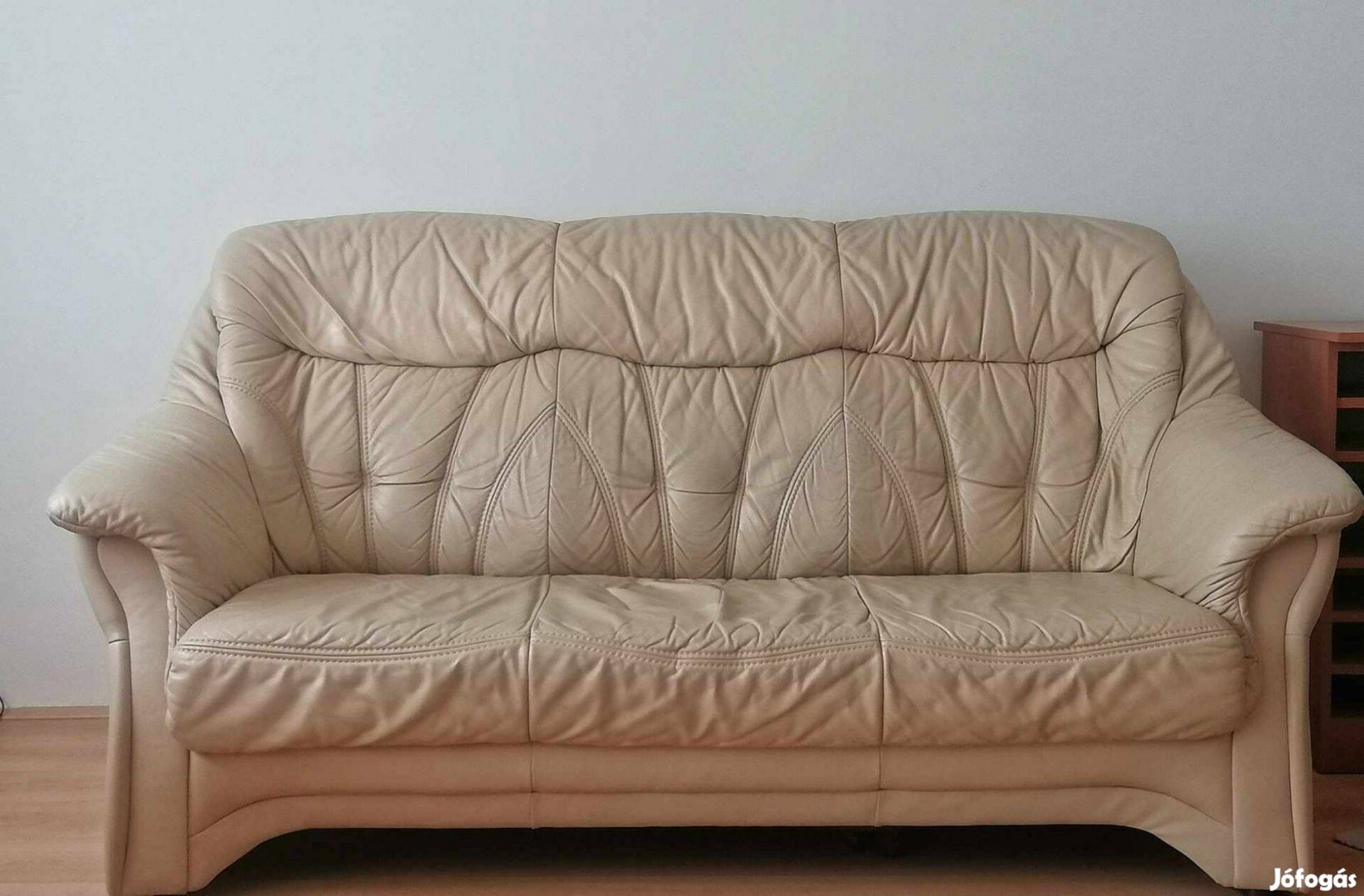 Eladő bőr kanapé két fotellal