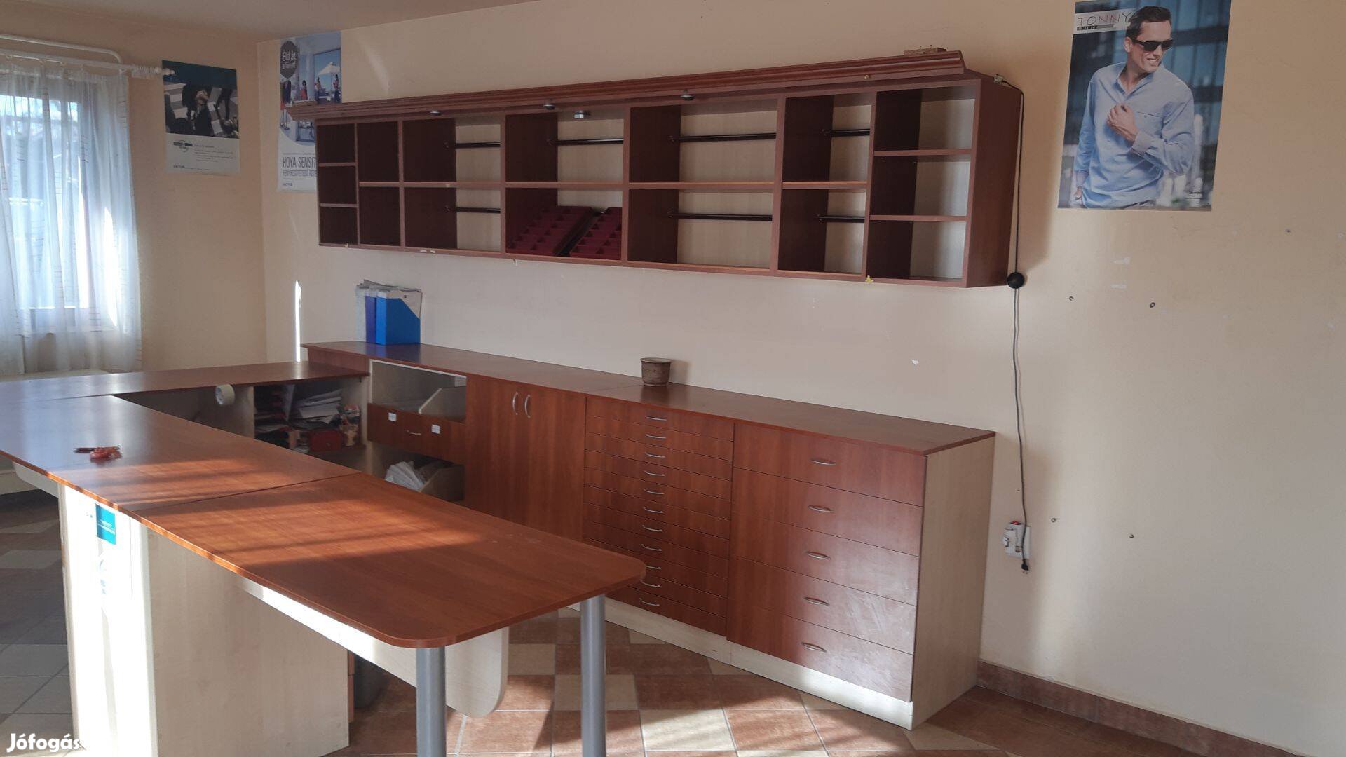 Elado bútor, üzletbe, irodákba, otthonokba