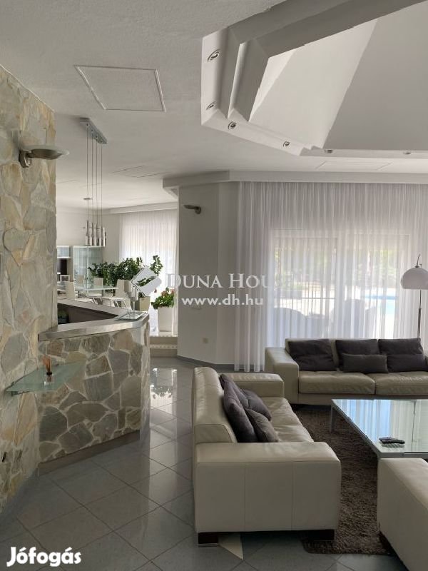 Eladó családi ház 1 hektáros területen, a Vámospércsi út