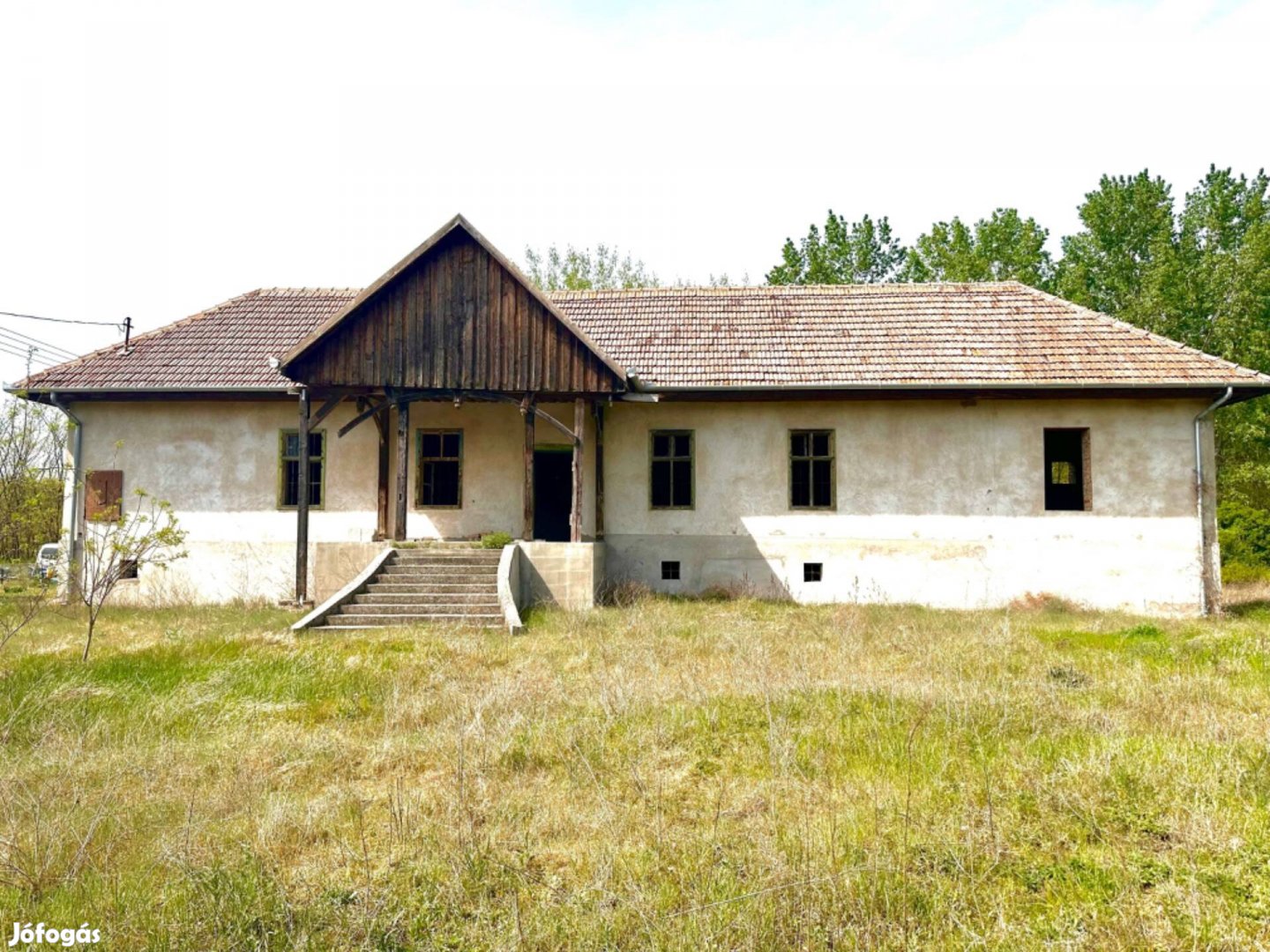 Eladó családi ház Csemőben hatalmas telekkel, pincével