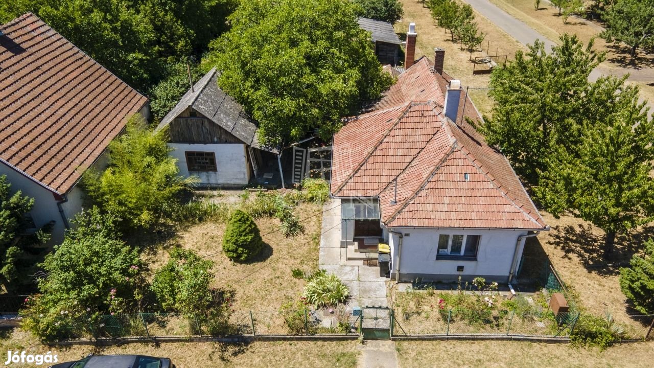 Eladó családi ház Karácsond, Csendes utcában