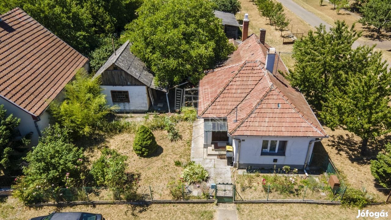 Eladó családi ház Karácsond, Csendes utcában