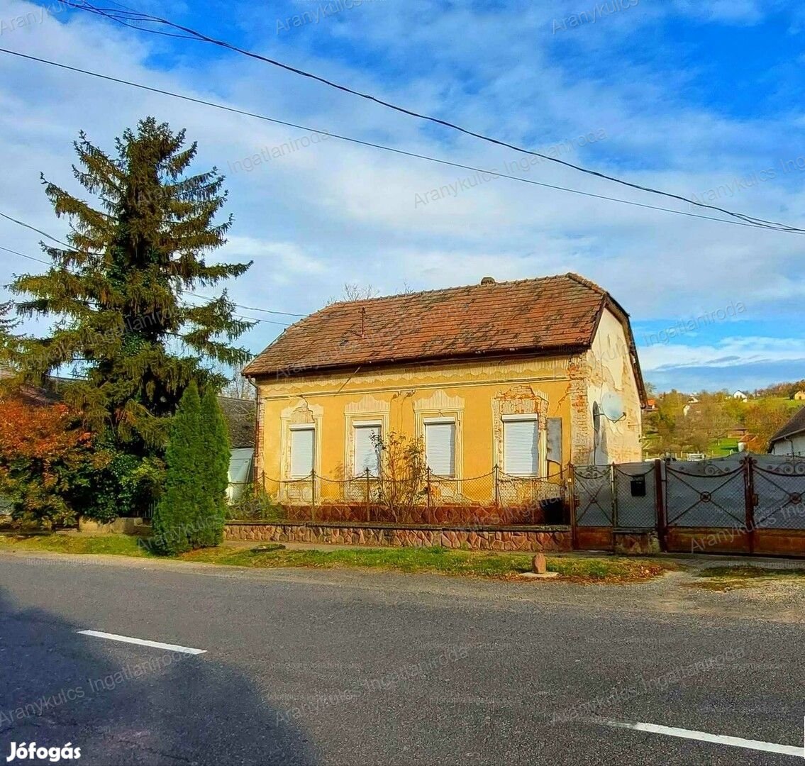 Eladó családi ház Kőröshegyen a főutcán!!