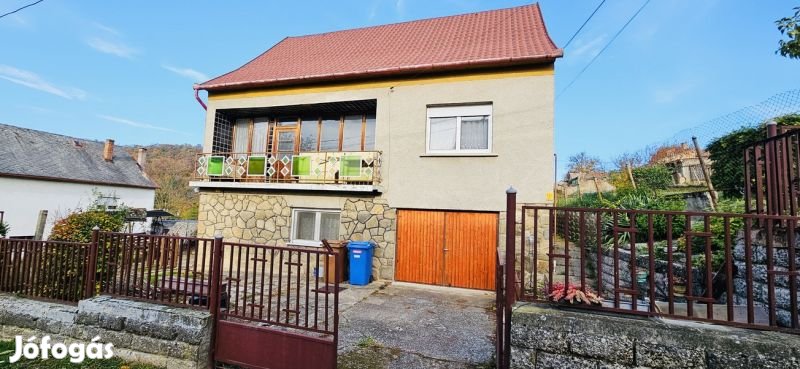 Eladó családi ház Pécs-Vasas csendes, központi részén