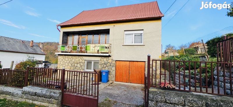 Eladó családi ház Pécs-Vasas csendes, központi részén