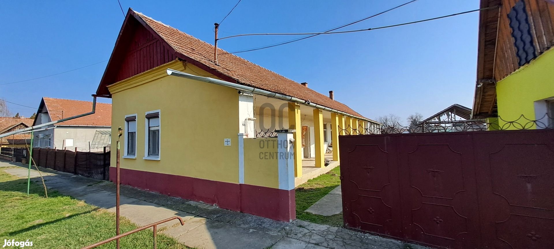 Eladó családi ház Pitvaroson 2462 m-es telken külön lakható