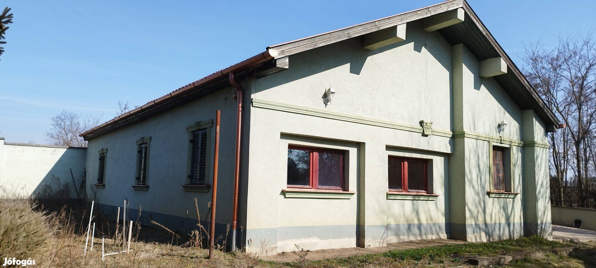 Eladó családi ház Sóstóhegyen hatalmas telekkel és borospincével