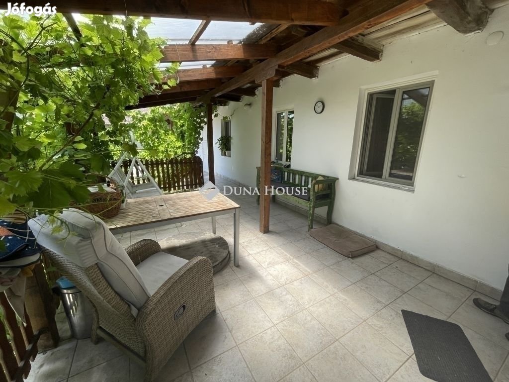 Eladó családi ház műhellyel Domonyban