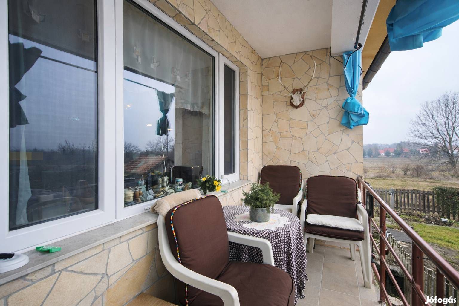 Eladó családi ház széles telekkel, sok tárolóval Nyúlon