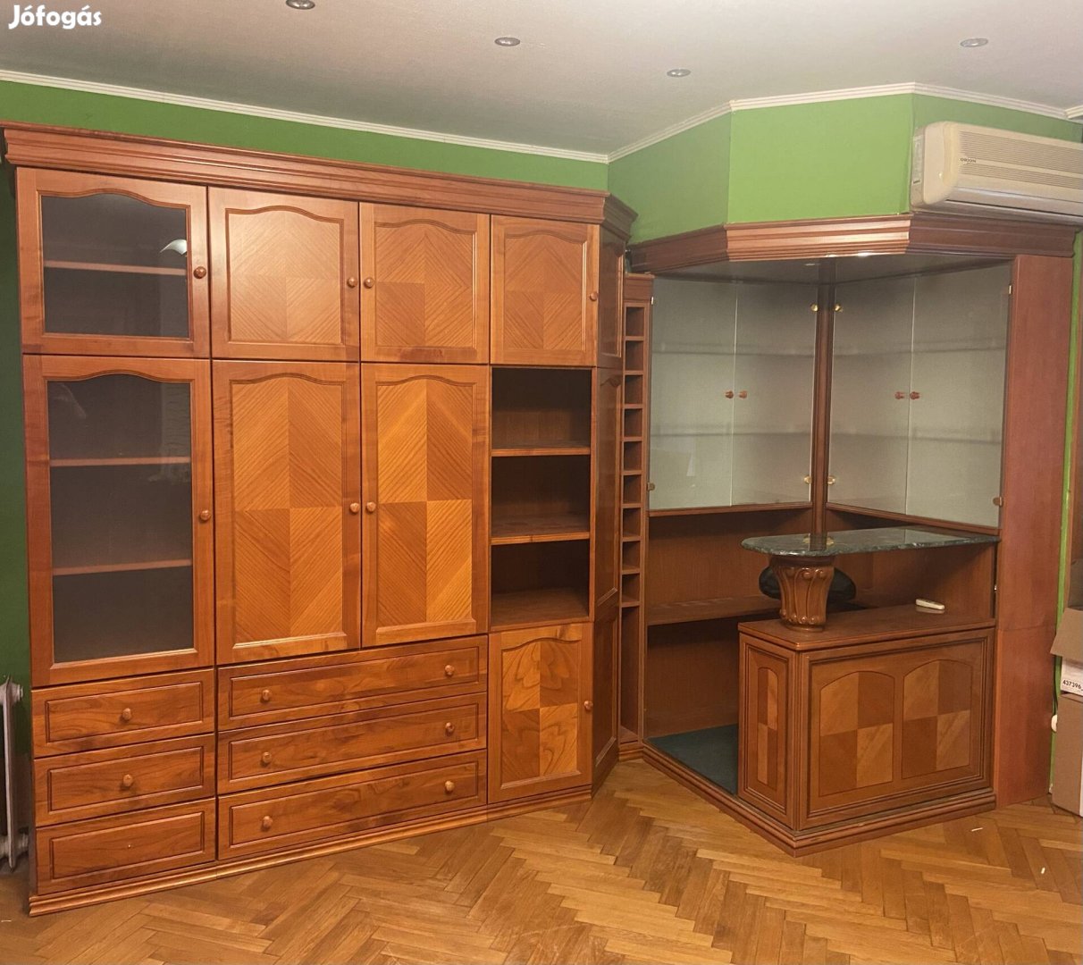 Eladó cseresznye szinű szekrénysor sarok bárpulttal