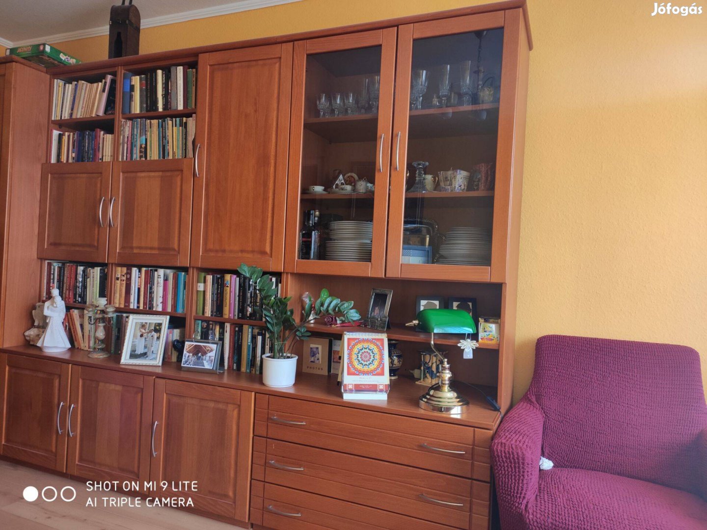 Eladó cseresznyeszínű elemes szekrénysor asztallal és