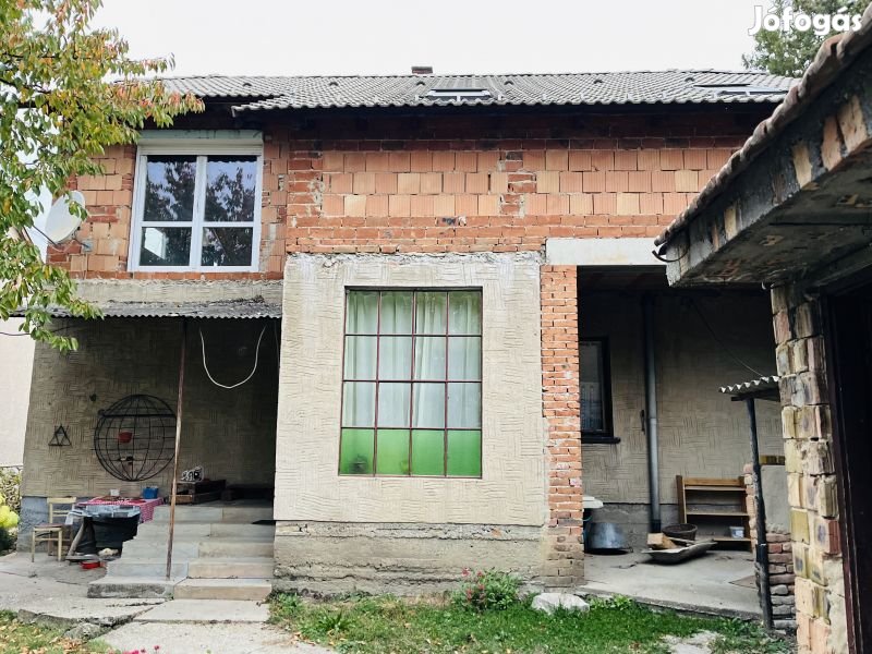 Eladó csodás kétszintes felújítandó ingatlan Szentlőrincen