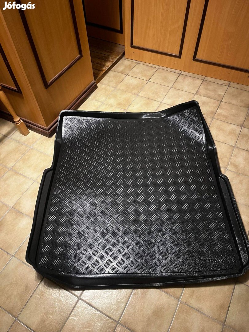 Eladó csomagtértálca Volkswagen Passat B8 kombihoz