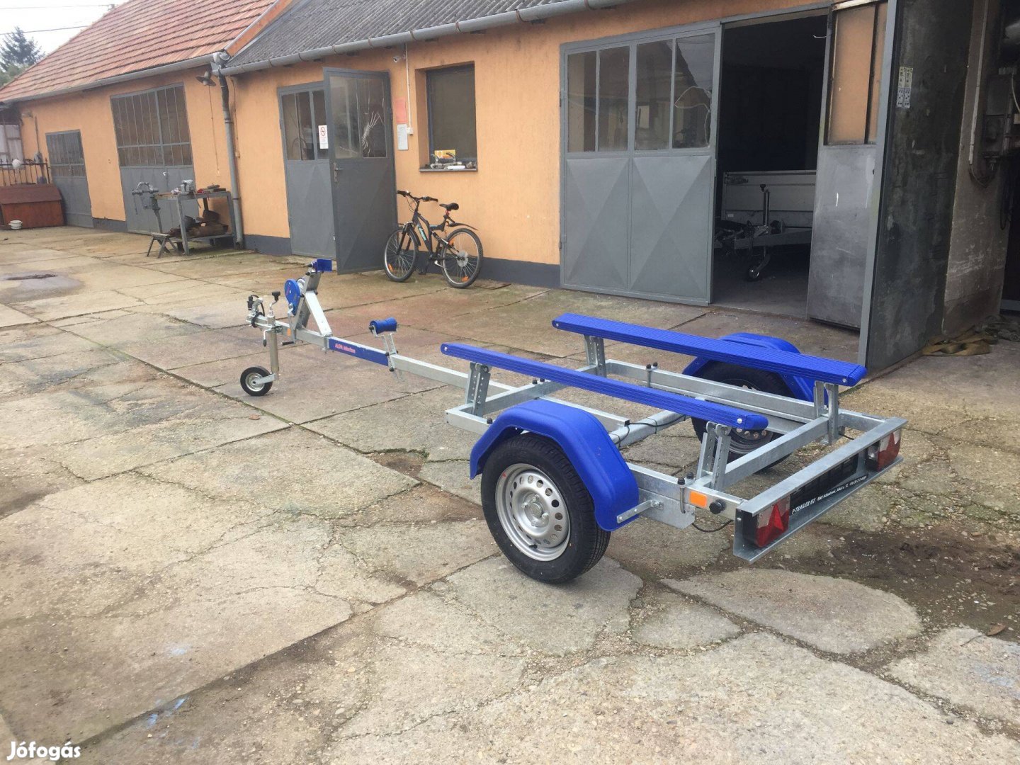 Eladó csónakszállító