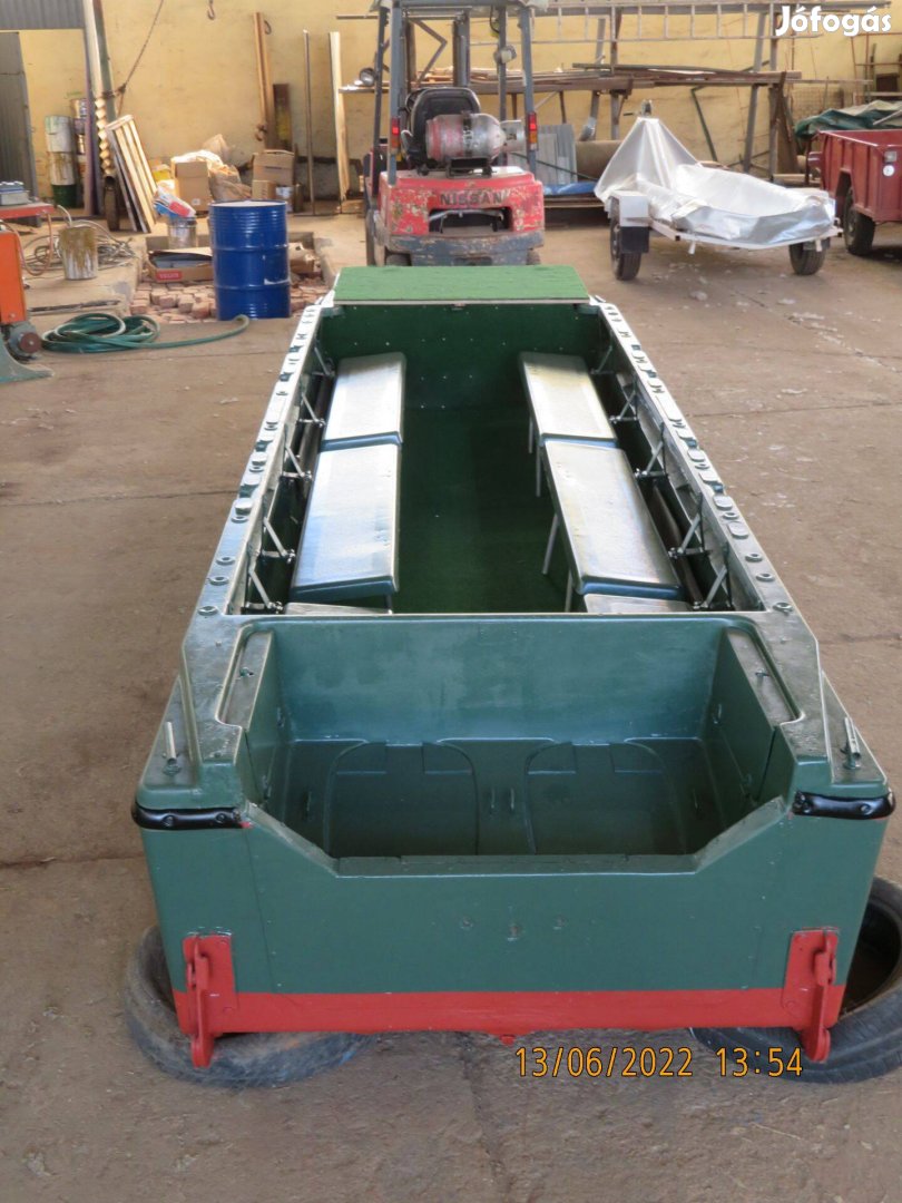 Eladó duplafenekű műanyag csónak, csónakszállító utánfutóval!