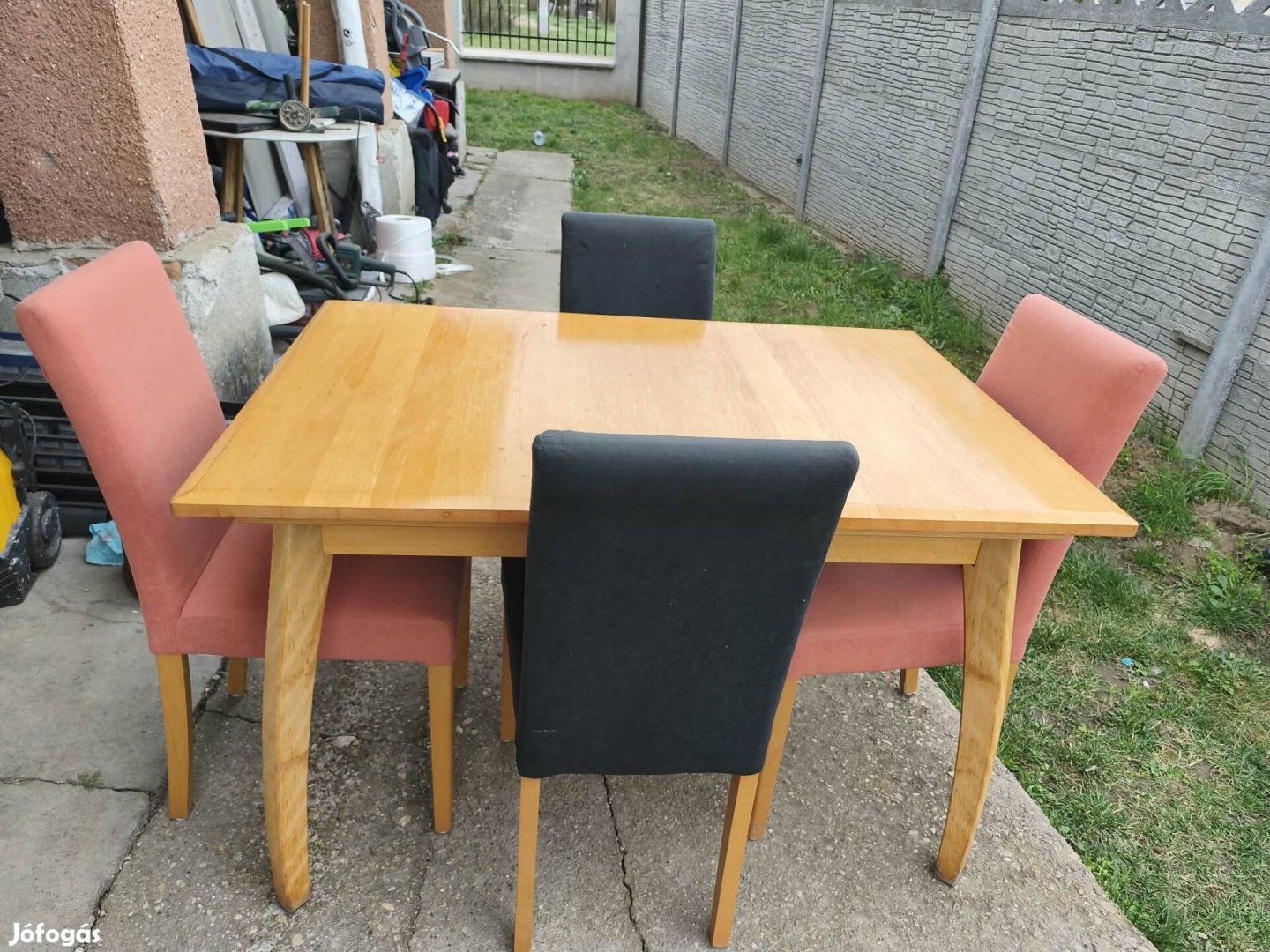 Eladó ebédlő asztal 4 db szekel