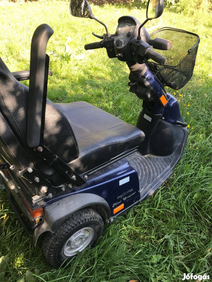 Eladó egy 150 kg teherbírású rokkantkocsi, elektromos moped