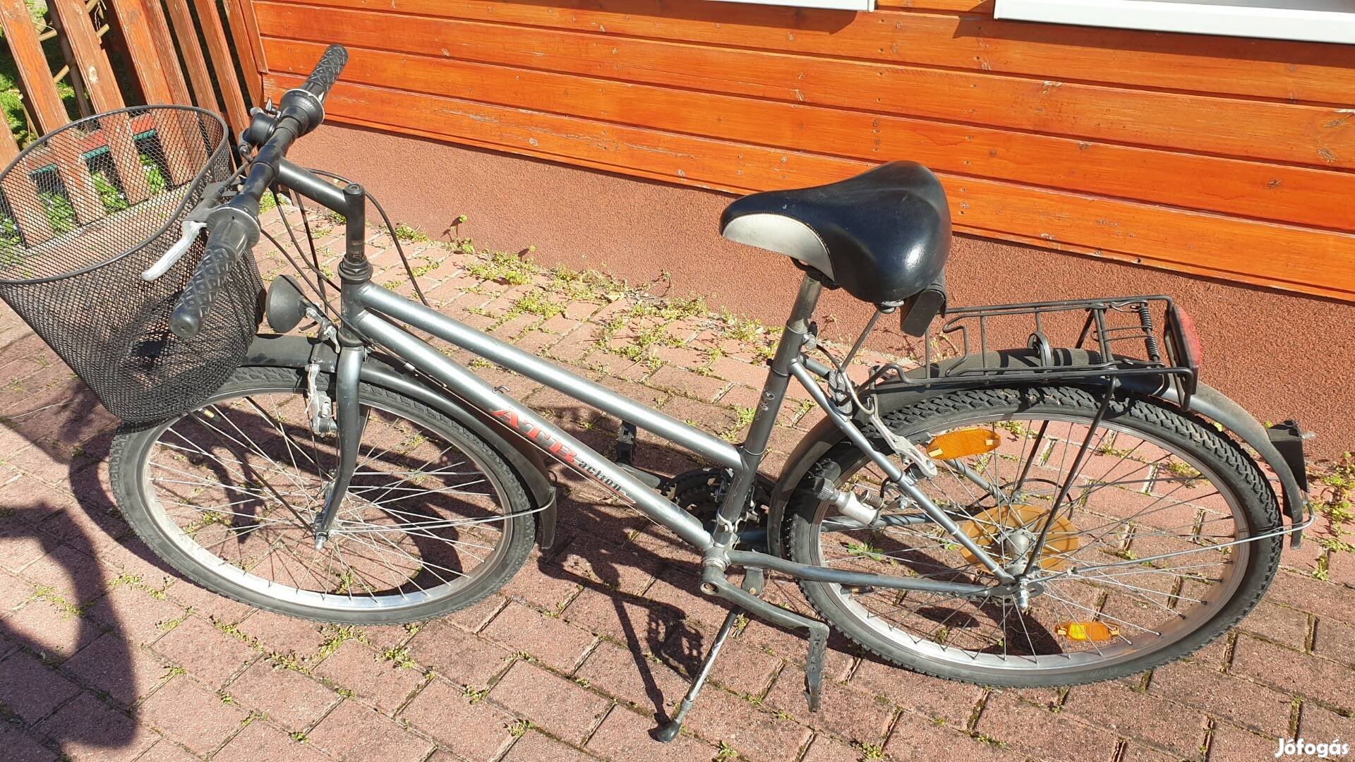 Eladó egy 18 sebességes mountain bike kerékpár.