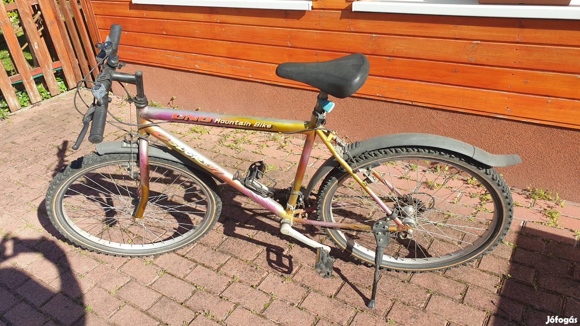 Eladó egy 18 sebességes mountain bike kerékpár.