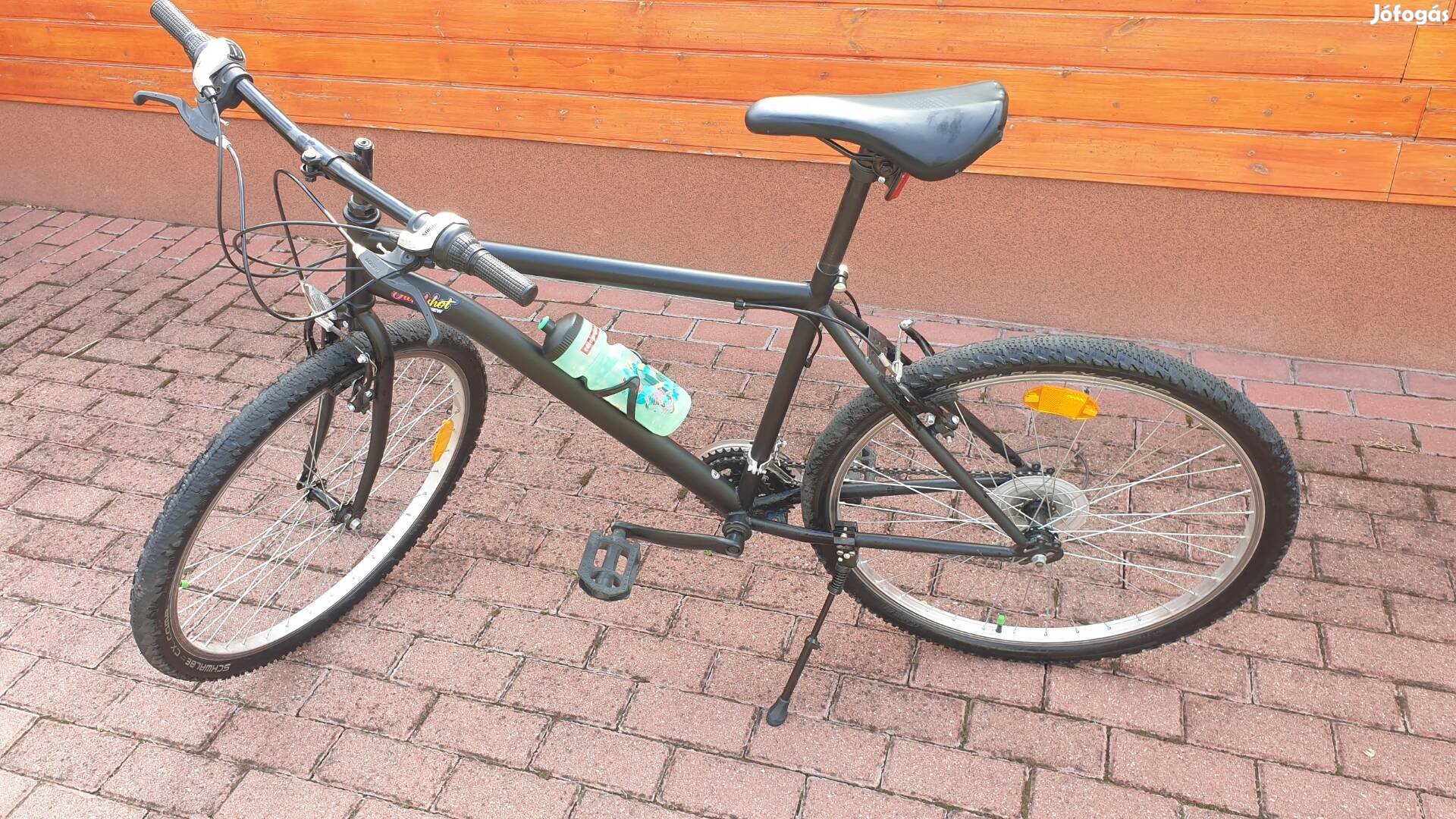 Eladó egy 18 sebességes mountain bike kerékpár.