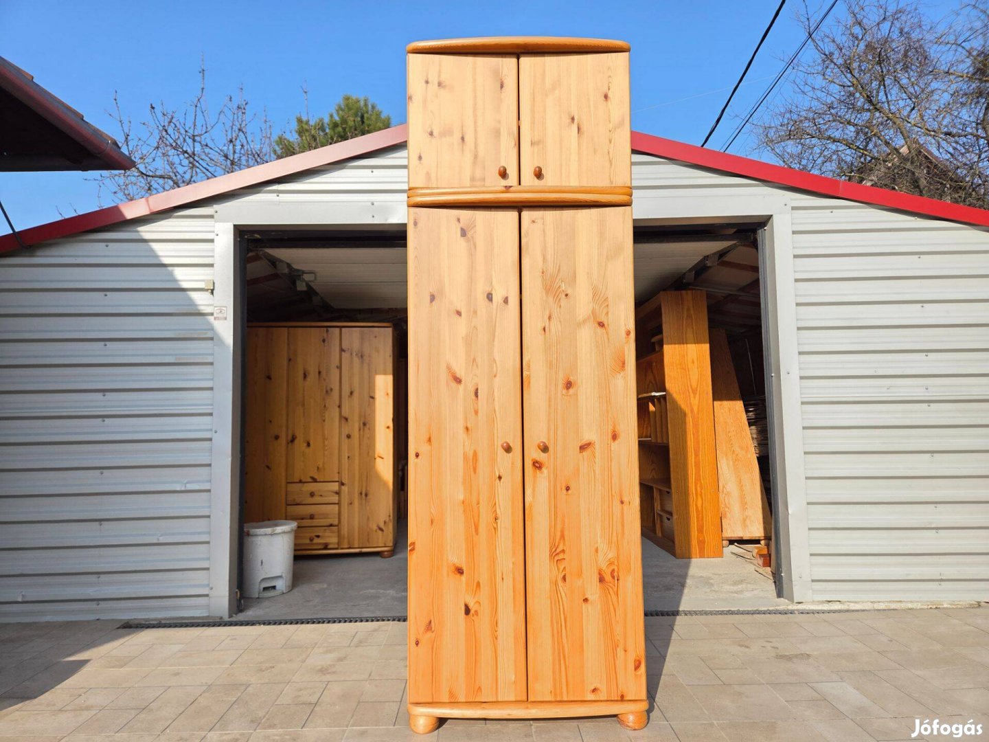 Eladó egy 2 ajtós , akasztós és polcos Claudia Fenyő