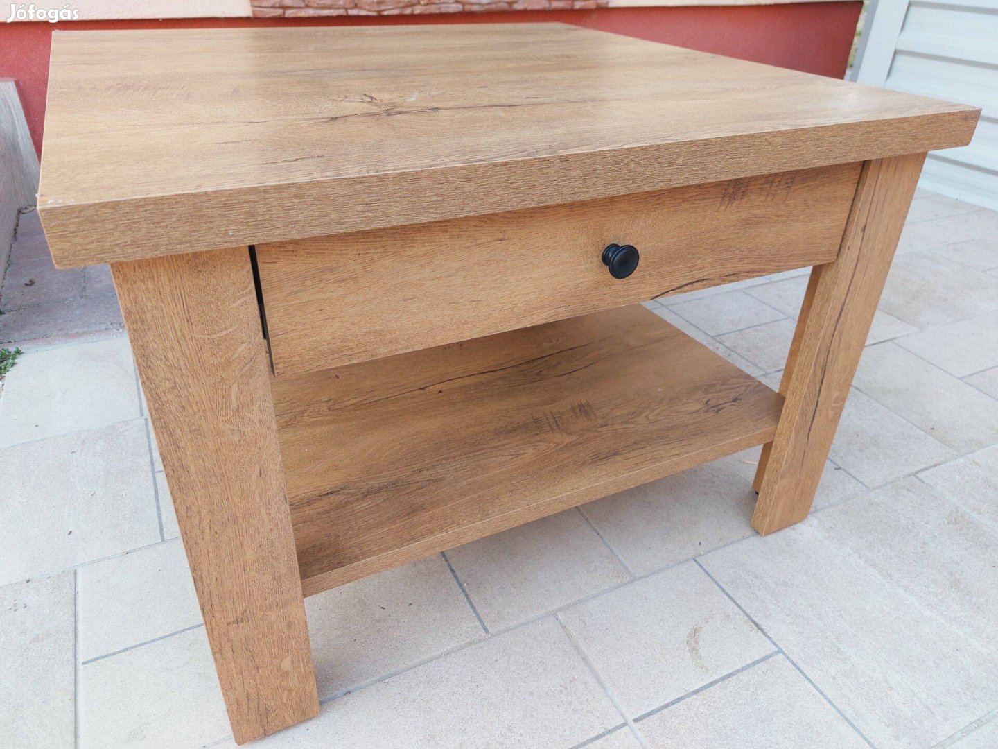 Eladó egy 2 fiókos, polcos Modern dohányzó asztal. Bútor szép állapot